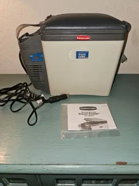 Vec222rb Vector Rubbermaid Thermo-electric 12v Travel Cooler And Warmer With Cushion Seat-very Good